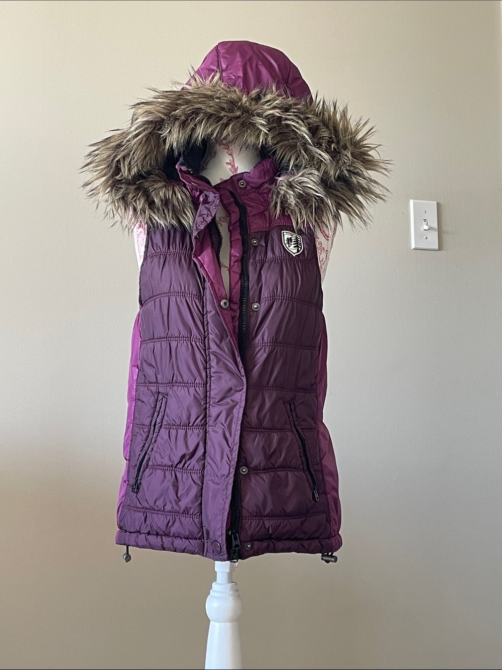 American Eagle Woman’s Hooded Puffer Vest in Plum with Faux Fur Trim